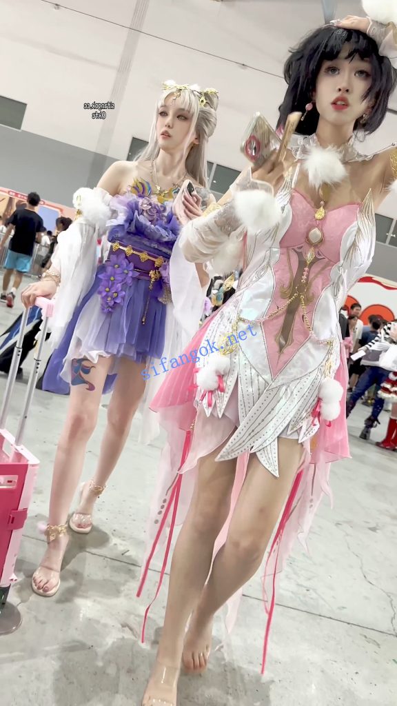 【KFC】极品美女COSER和闺蜜逛街·弯腰露出白色内内贴着拍【1V】【603M】 1