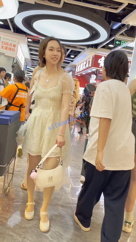 【KFC】婚纱裙靓女和猥琐男友·裙子遮住屁股放心穿了骚窄内【1V】【664M】 1