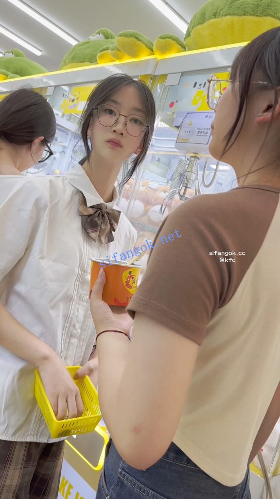 【KFC】JK学生妹和闺蜜抓娃娃·清纯可爱的妹妹白色内尿黄了【1V】【935M】 6