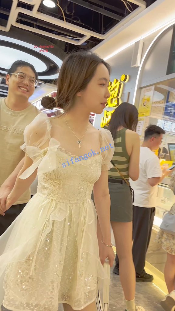 【KFC】婚纱裙靓女和猥琐男友·裙子遮住屁股放心穿了骚窄内【1V】【664M】 3