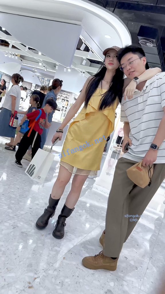 【KFC】靓女和男友逛街·打打闹闹满街撒狗粮·长裙白色内内【1V】【243M】 6