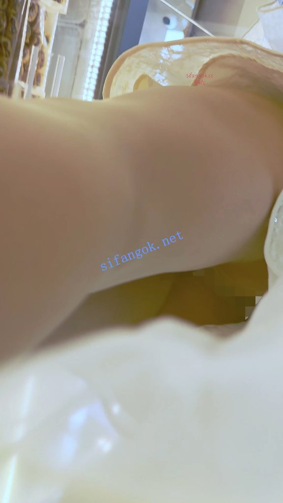 【KFC】婚纱裙靓女和猥琐男友·裙子遮住屁股放心穿了骚窄内【1V】【664M】 10