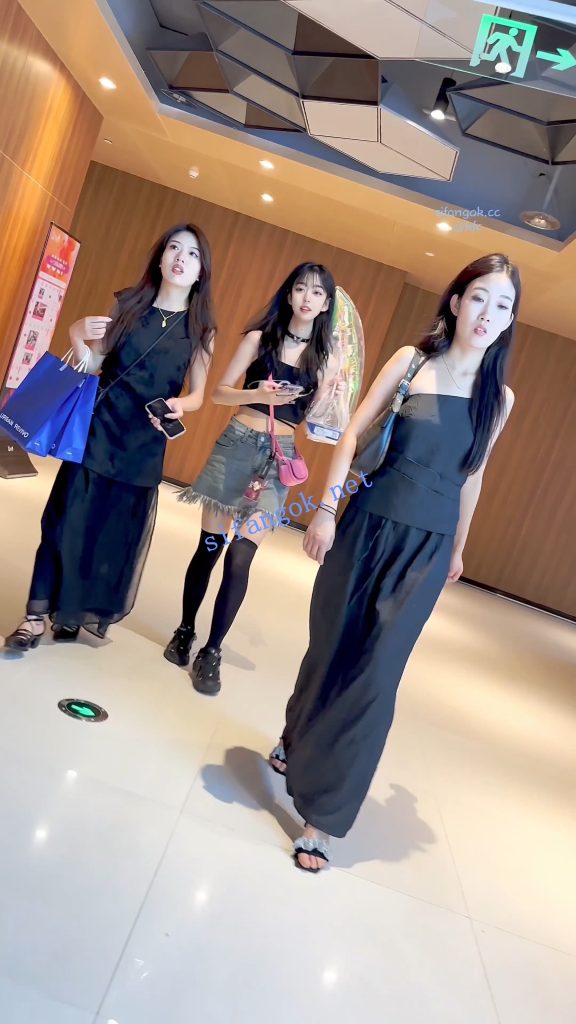 【KFC】拿气球的美女腿都被掐紫了·估计是M·过膝黑丝粉色内【1V】【294M】 10