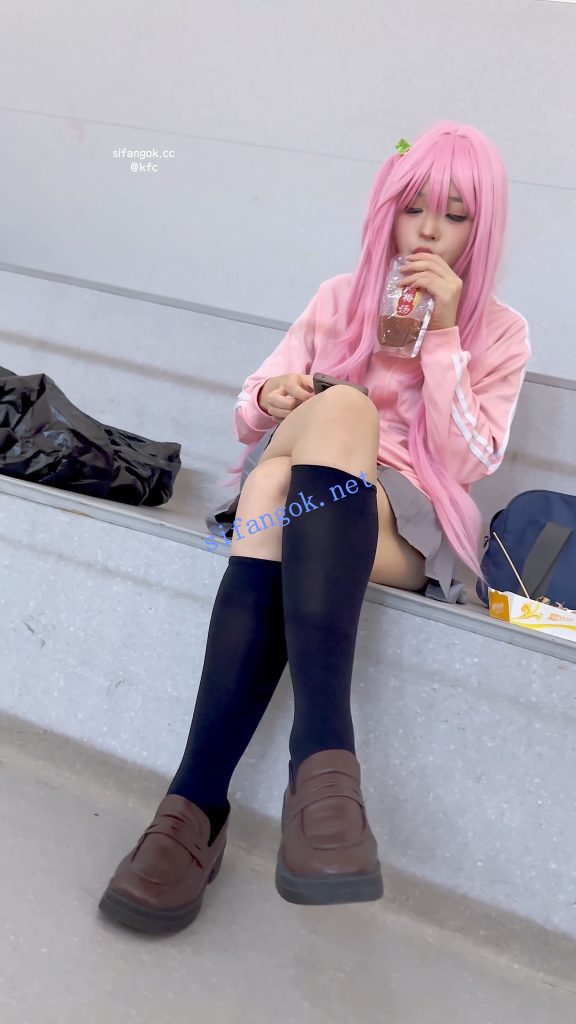 【KFC】超萌JK学生妹COSER·呆萌可爱眼神·短裙下穿了骚窄内【1V】【1.49G】 2 【KFC】超萌JK学生妹COSER·呆萌可爱眼神·短裙下穿了骚窄内【1V】【1.49G】 2