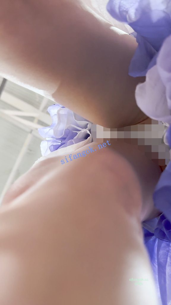 【KFC】极品美女COSER和闺蜜逛街·弯腰露出白色内内贴着拍【1V】【603M】 2