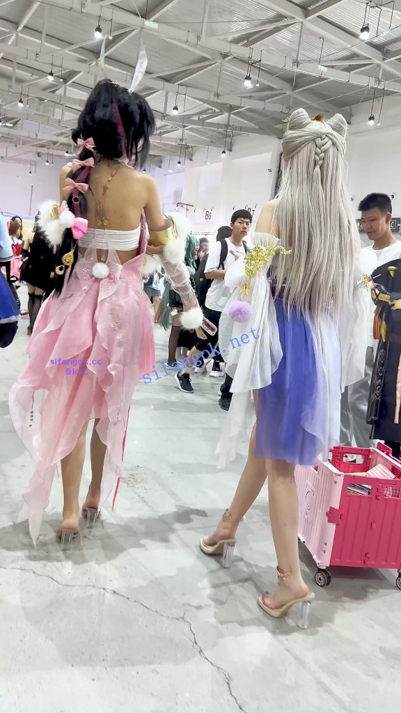 【KFC】极品美女COSER和闺蜜逛街·弯腰露出白色内内贴着拍【1V】【603M】 4