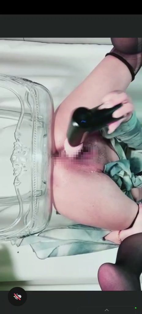 网红 Q币逗逗-3 气质美女 上面正常直播 下面插B 高潮喷水【2V】【439M】 18