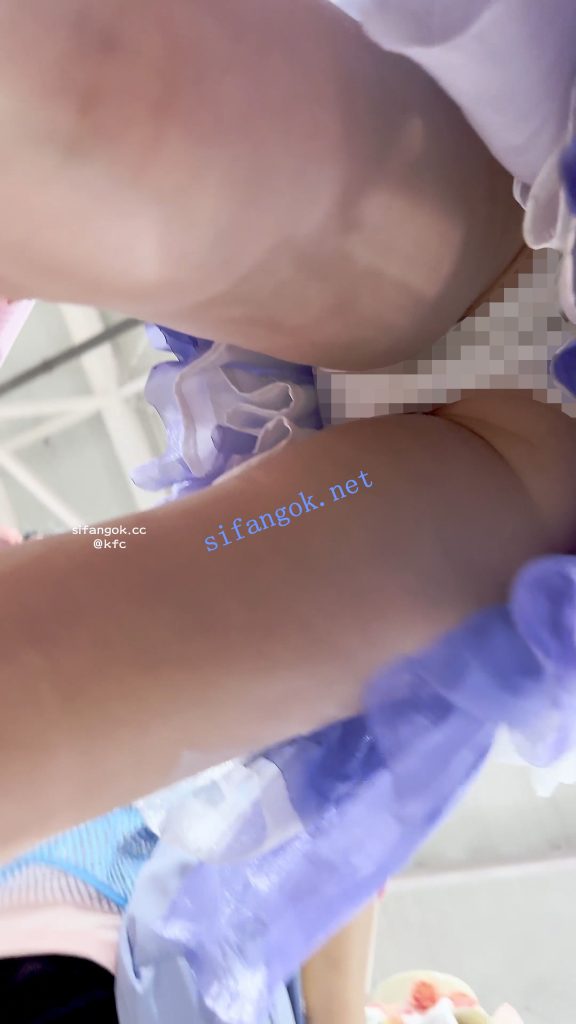【KFC】极品美女COSER和闺蜜逛街·弯腰露出白色内内贴着拍【1V】【603M】 6