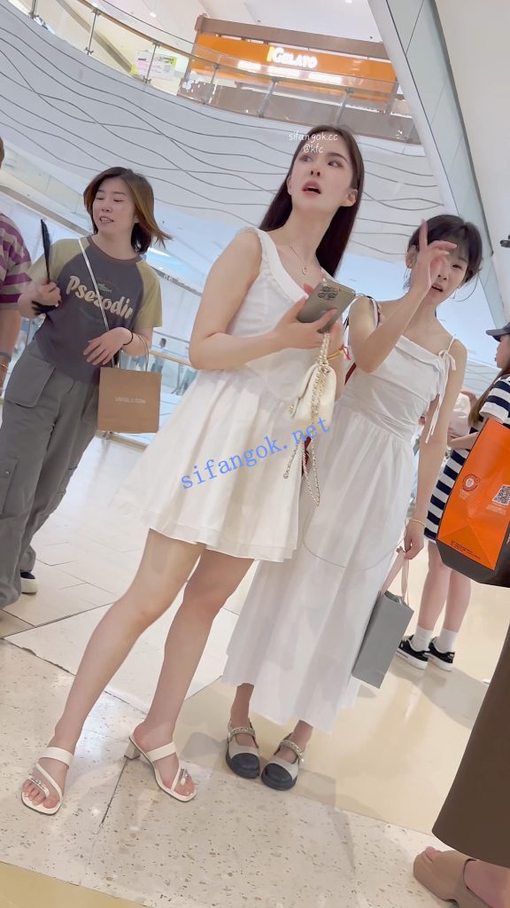 【KFC】吊带长裙少妇逛街·看不懂为啥穿透明安全裤半透内【1V】【361M】 6 【KFC】吊带长裙少妇逛街·看不懂为啥穿透明安全裤半透内【1V】【361M】 6