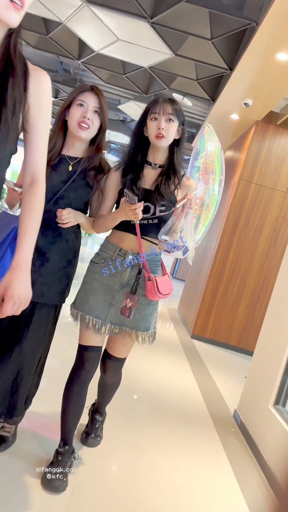 【KFC】拿气球的美女腿都被掐紫了·估计是M·过膝黑丝粉色内【1V】【294M】 9