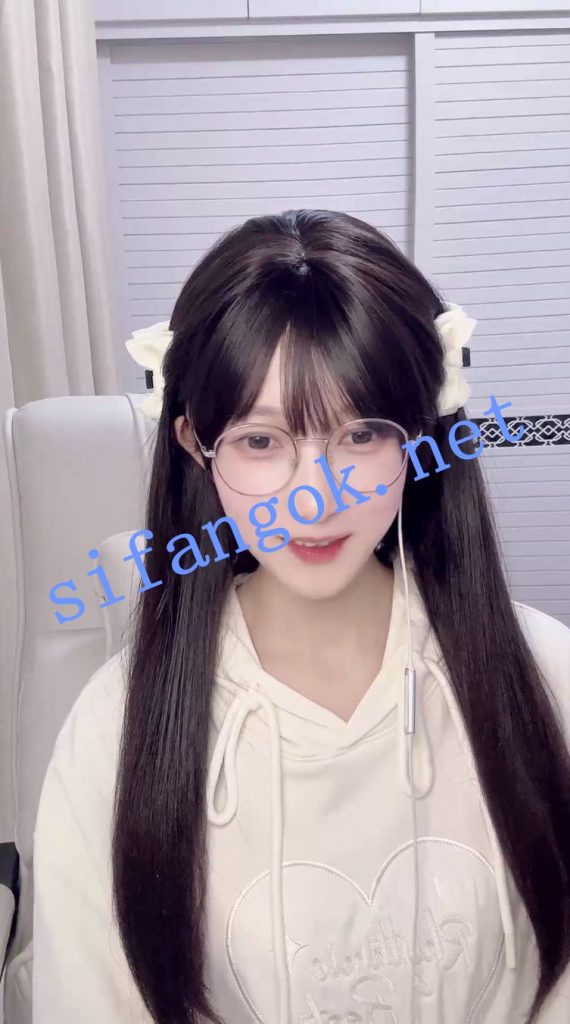 网红 语宁宁宁-2 极品眼镜良家 露点 自慰 B特写 JK学生制服【5V】【761M】 2