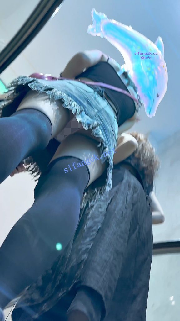 【KFC】拿气球的美女腿都被掐紫了·估计是M·过膝黑丝粉色内【1V】【294M】 4