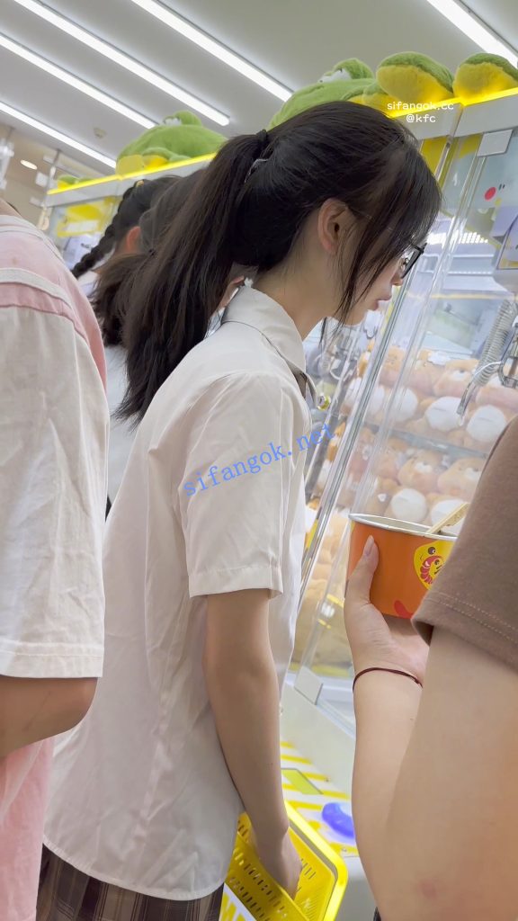 【KFC】JK学生妹和闺蜜抓娃娃·清纯可爱的妹妹白色内尿黄了【1V】【935M】 4
