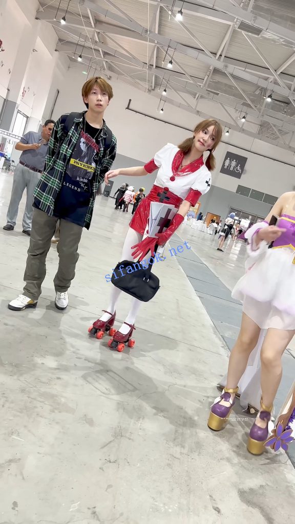 【KFC】新手学妹玩轮滑·一直扭动露出白丝屁股·真怕摔我怀里【1V】【517M】 1 【KFC】新手学妹玩轮滑·一直扭动露出白丝屁股·真怕摔我怀里【1V】【517M】 1