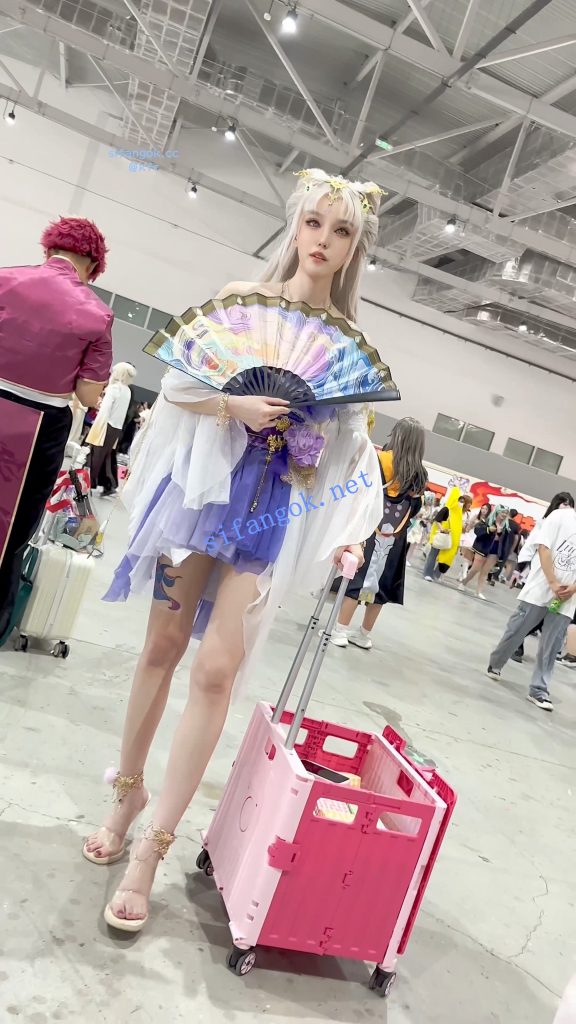 【KFC】极品美女COSER和闺蜜逛街·弯腰露出白色内内贴着拍【1V】【603M】 8