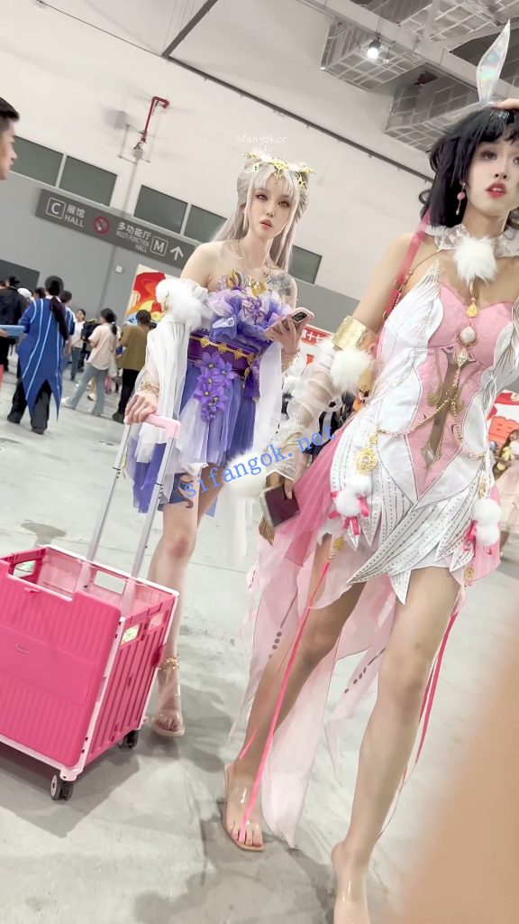 【KFC】极品美女COSER和闺蜜逛街·弯腰露出白色内内贴着拍【1V】【603M】 11