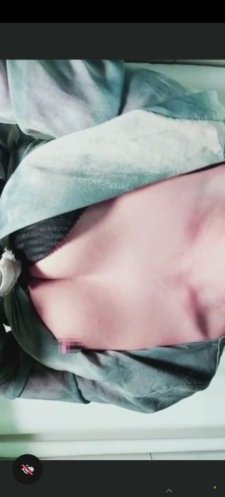 网红 Q币逗逗-3 气质美女 上面正常直播 下面插B 高潮喷水【2V】【439M】 4