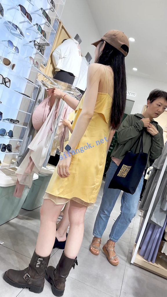 【KFC】靓女和男友逛街·打打闹闹满街撒狗粮·长裙白色内内【1V】【243M】 4