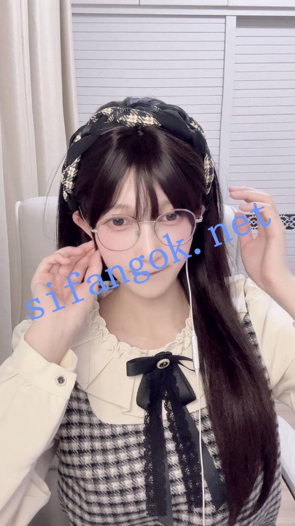 网红 语宁宁宁-2 极品眼镜良家 露点 自慰 B特写 JK学生制服【5V】【761M】 1