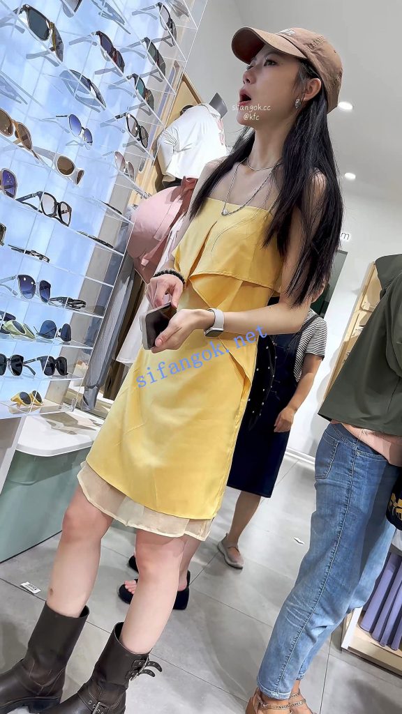 【KFC】靓女和男友逛街·打打闹闹满街撒狗粮·长裙白色内内【1V】【243M】 2