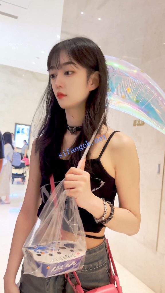 【KFC】拿气球的美女腿都被掐紫了·估计是M·过膝黑丝粉色内【1V】【294M】 6