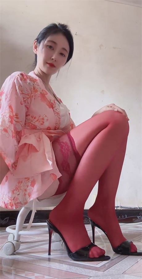 快手骚逼少妇【宇姐姐】好身材大长腿，奶圆逼粉一线天，裸舞诱惑，阴户饱满，喜欢猛舔少妇逼的不可错过【8V】【1.1G】 3