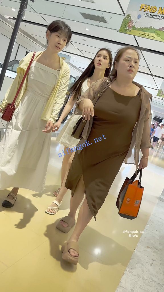 【KFC】吊带长裙少妇逛街·看不懂为啥穿透明安全裤半透内【1V】【361M】 7 【KFC】吊带长裙少妇逛街·看不懂为啥穿透明安全裤半透内【1V】【361M】 7