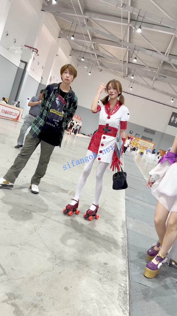 【KFC】新手学妹玩轮滑·一直扭动露出白丝屁股·真怕摔我怀里【1V】【517M】 2 【KFC】新手学妹玩轮滑·一直扭动露出白丝屁股·真怕摔我怀里【1V】【517M】 2