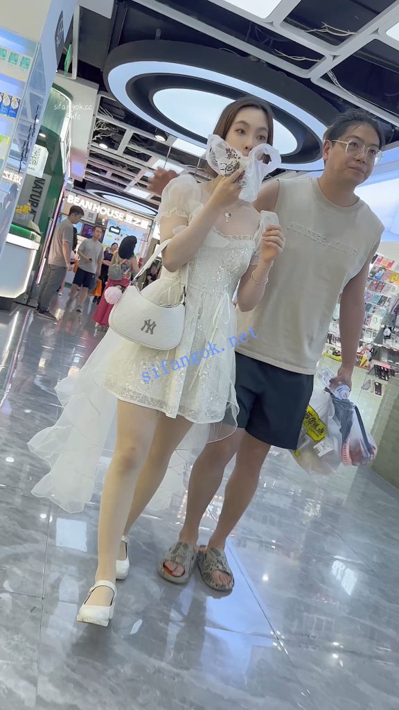 【KFC】婚纱裙靓女和猥琐男友·裙子遮住屁股放心穿了骚窄内【1V】【664M】 2