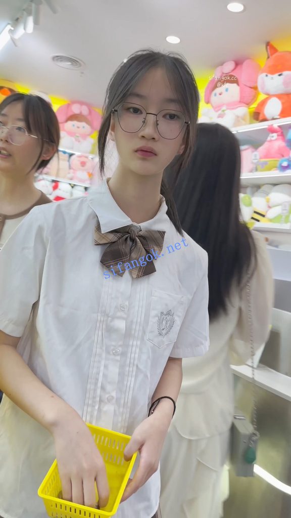 【KFC】JK学生妹和闺蜜抓娃娃·清纯可爱的妹妹白色内尿黄了【1V】【935M】 1