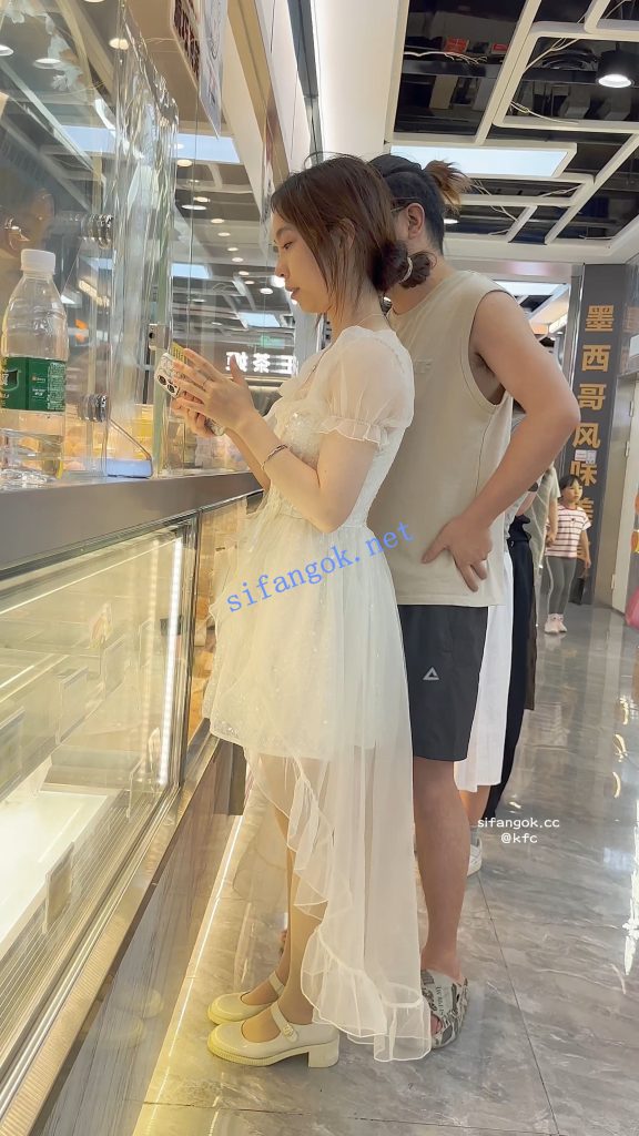 【KFC】婚纱裙靓女和猥琐男友·裙子遮住屁股放心穿了骚窄内【1V】【664M】 6