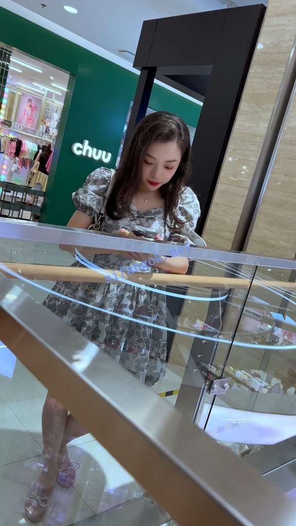 【KFC】长裙少妇逛街玩手机·光腿粉色窄内全程跟拍【1V】【298M】 10