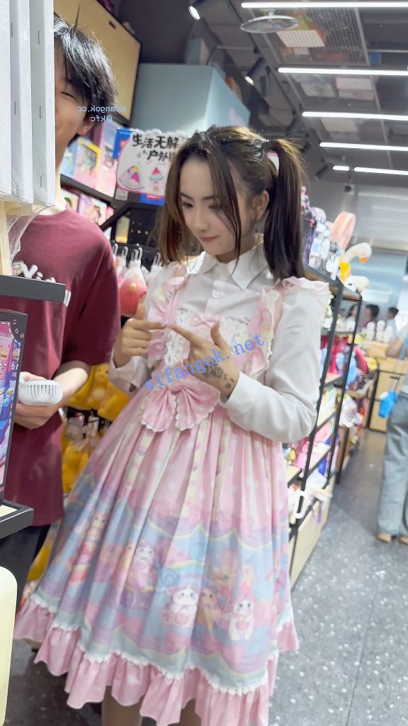 【KFC】双马尾洛丽塔学生妹·撒娇求男友买礼物·内内穿肉丝外【1V】【340M】 4