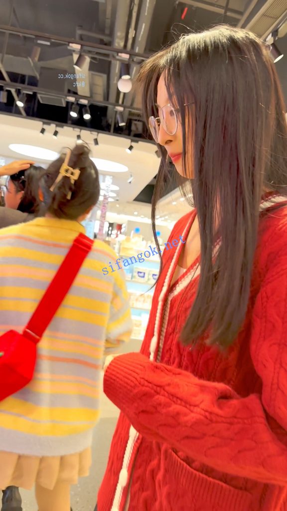 【KFC】短裙学生妹和男友甜蜜逛街·肉色丝袜白色内内前后CD【1V】【907M】 8