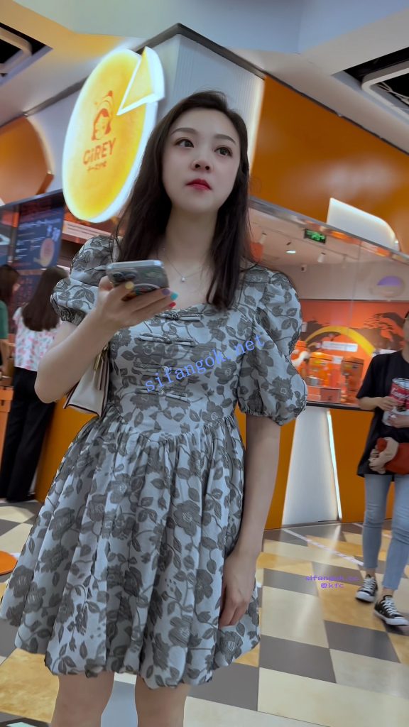 【KFC】长裙少妇逛街玩手机·光腿粉色窄内全程跟拍【1V】【298M】 2