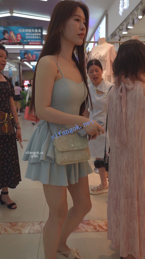 (BC-SSS-108)气质美女短裙逛街..服装店换了裙子又被拍微透白内【1V】【1.04G】 1