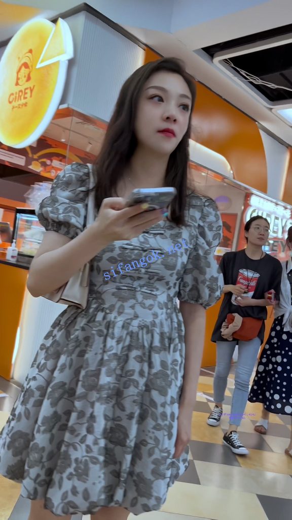 【KFC】长裙少妇逛街玩手机·光腿粉色窄内全程跟拍【1V】【298M】 7