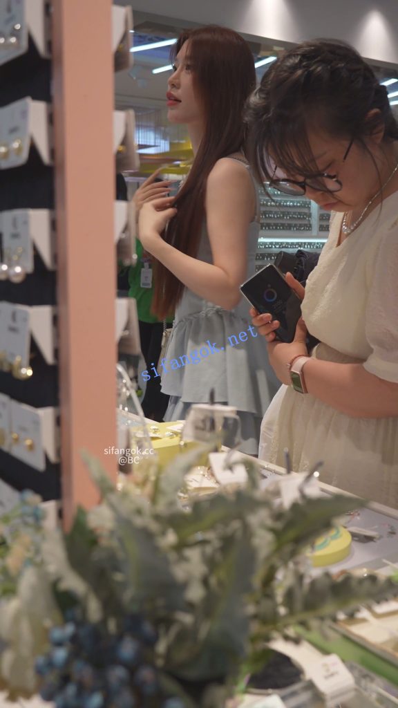 (BC-SSS-108)气质美女短裙逛街..服装店换了裙子又被拍微透白内【1V】【1.04G】 2