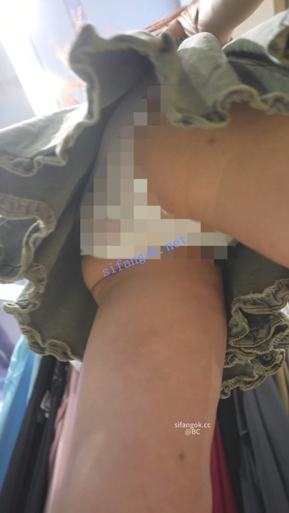 (BC-SSS-108)气质美女短裙逛街..服装店换了裙子又被拍微透白内【1V】【1.04G】 7