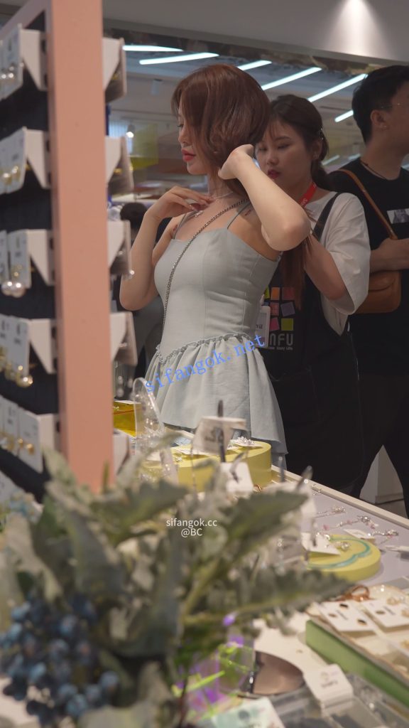 (BC-SSS-108)气质美女短裙逛街..服装店换了裙子又被拍微透白内【1V】【1.04G】 11